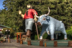 Paul Bunyan and Babe the Blue Ox statues at Trees of Mystery